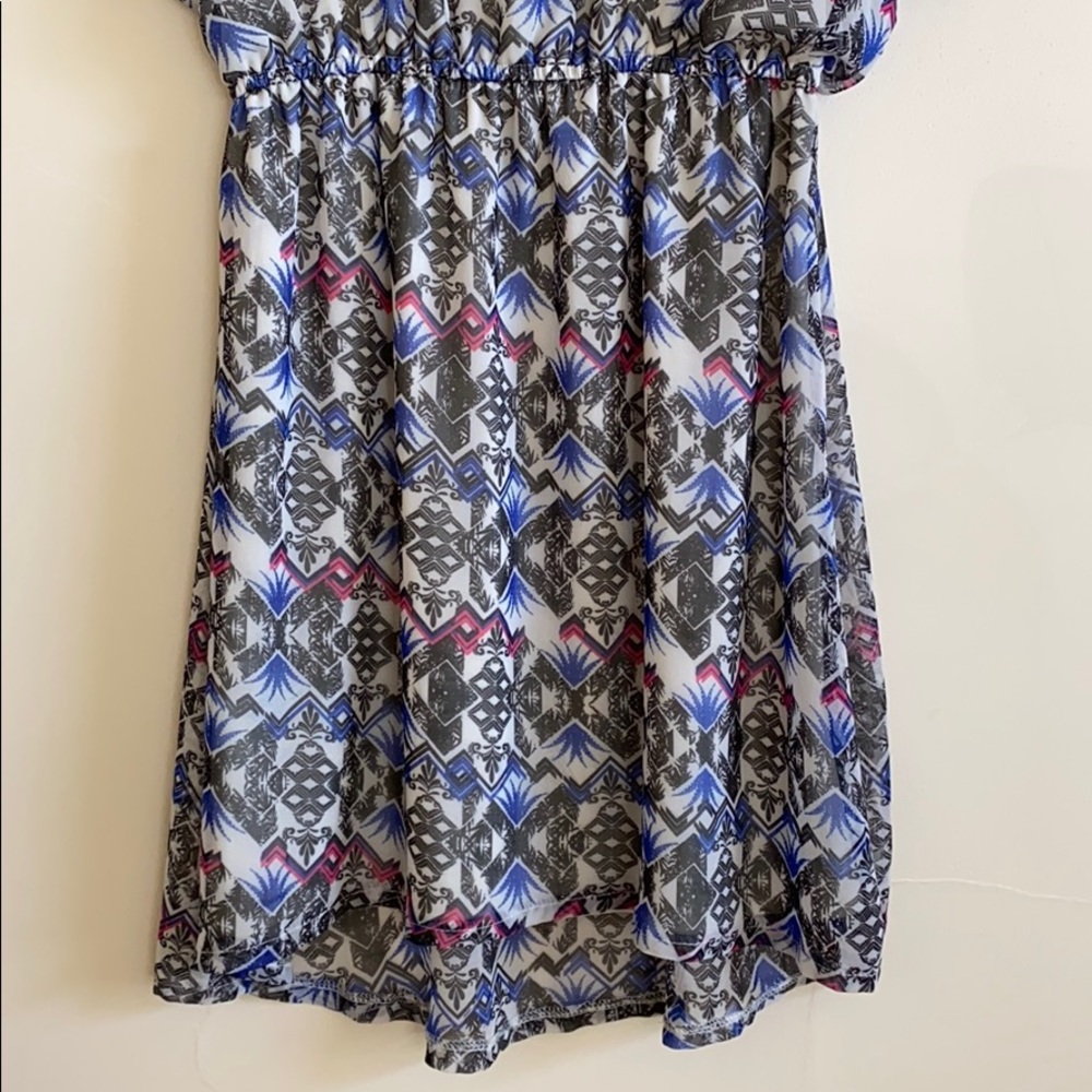 Small Flowy Patterned Dress - Picture 8 of 9